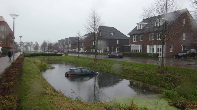 Auto achteruit de sloot in