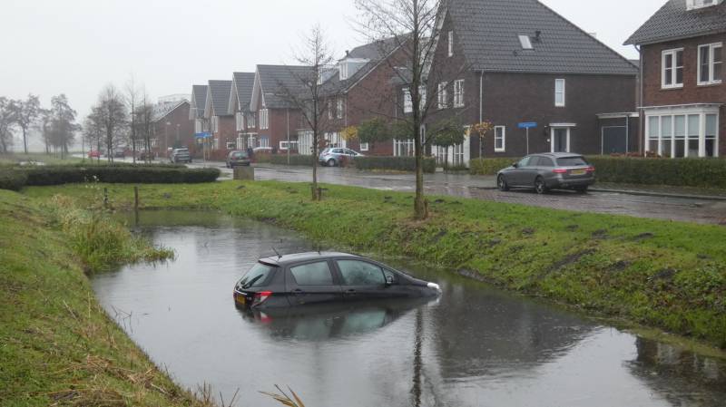 Auto achteruit de sloot in