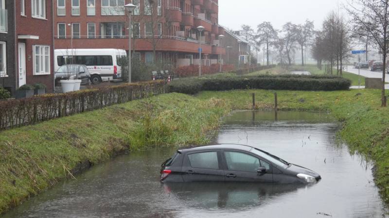 Auto achteruit de sloot in