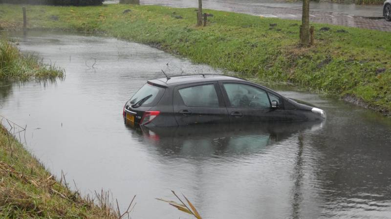 Auto achteruit de sloot in