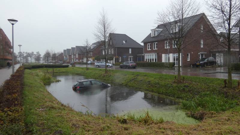 Auto achteruit de sloot in