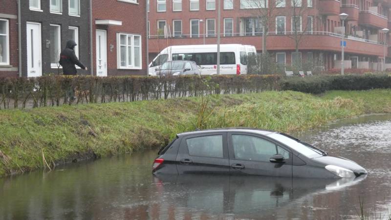 Auto achteruit de sloot in