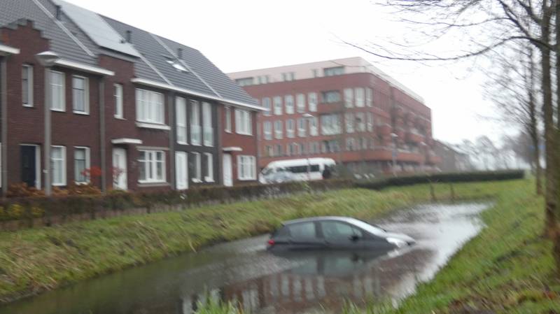 Auto achteruit de sloot in