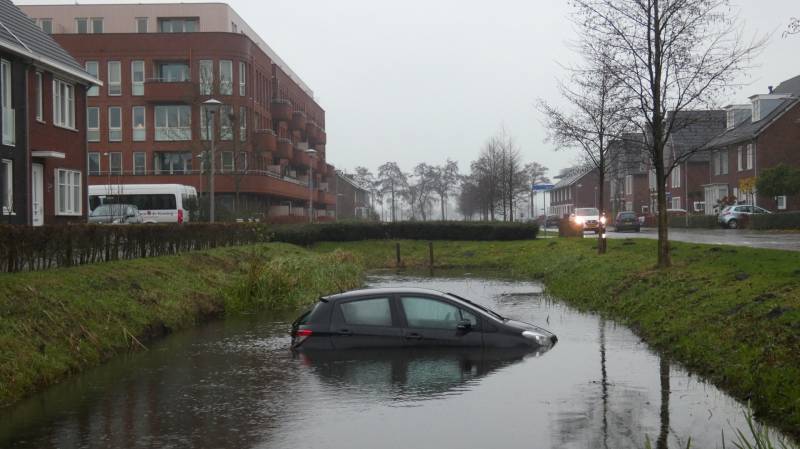 Auto achteruit de sloot in