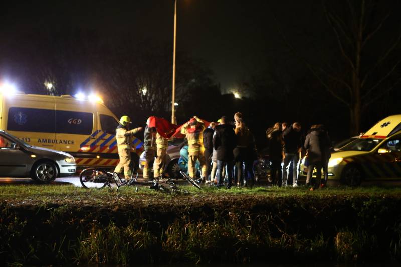 Twee fietsers geschept op kruising, één slachtoffer zwaargewond