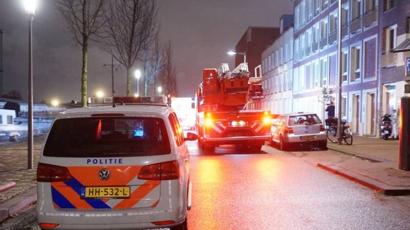 Vrouw valt tussen wal en schip