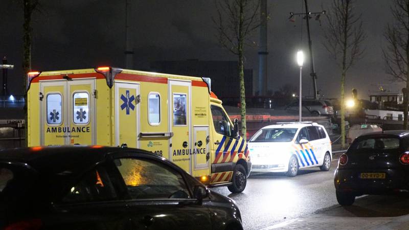 Vrouw valt tussen wal en schip