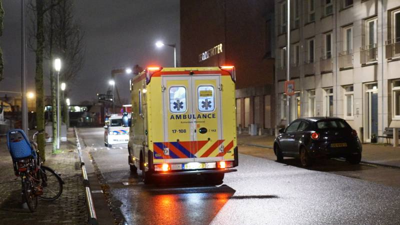 Vrouw valt tussen wal en schip