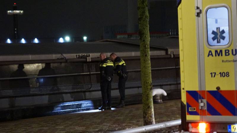 Vrouw valt tussen wal en schip