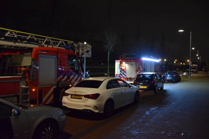 Vrouw valt tussen wal en schip