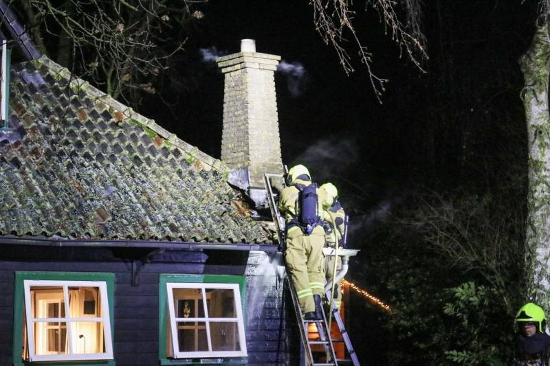 Brandweer druk met brand in schoorsteen