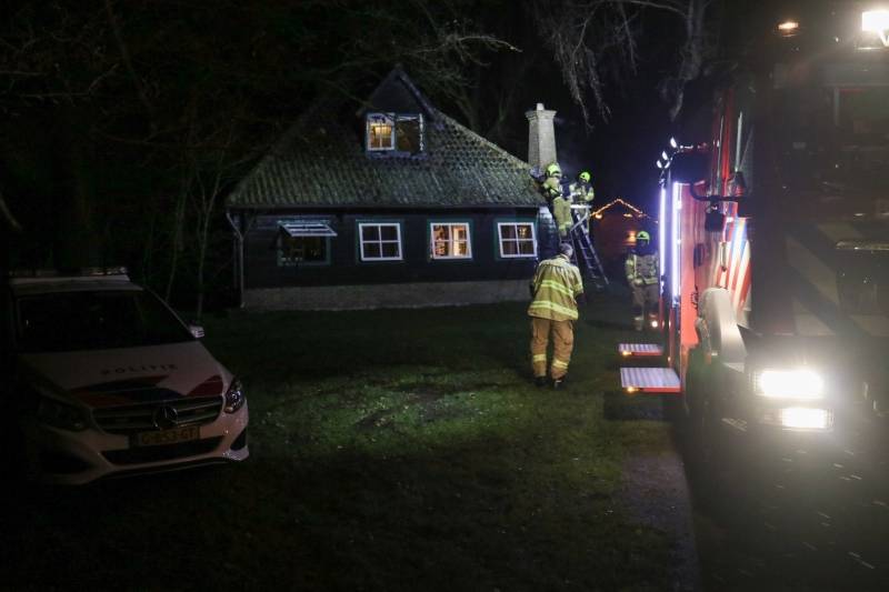 Brandweer druk met brand in schoorsteen