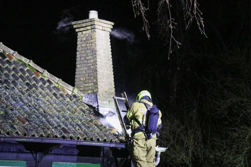 Brandweer druk met brand in schoorsteen