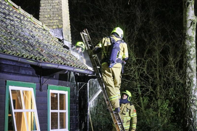 Brandweer druk met brand in schoorsteen
