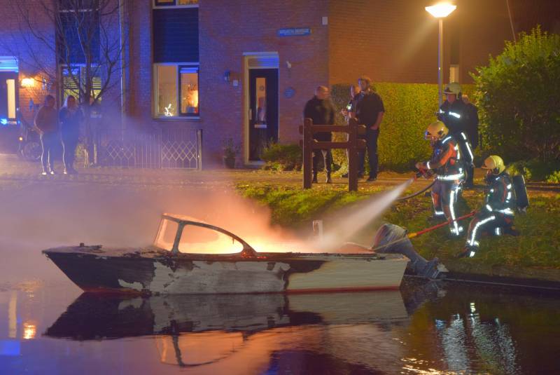 Plezierboot verwoest door brand