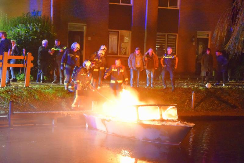 Plezierboot verwoest door brand
