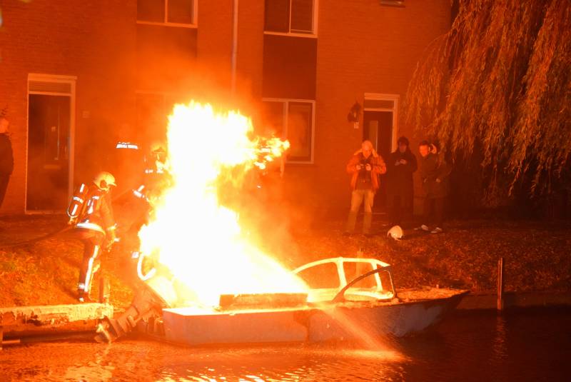 Plezierboot verwoest door brand