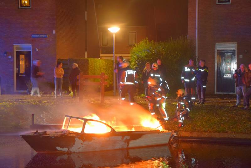 Plezierboot verwoest door brand