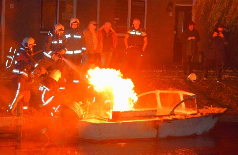 Plezierboot verwoest door brand
