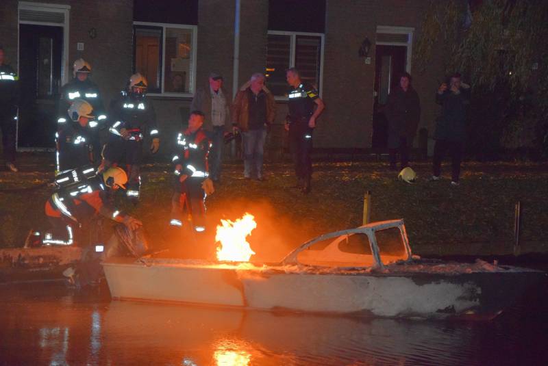Plezierboot verwoest door brand
