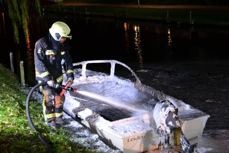 Plezierboot verwoest door brand