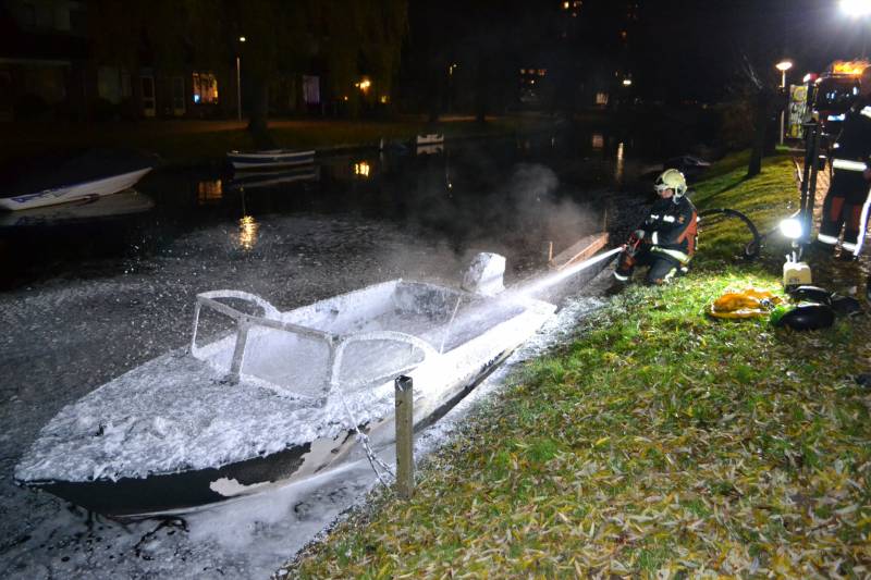 Plezierboot verwoest door brand