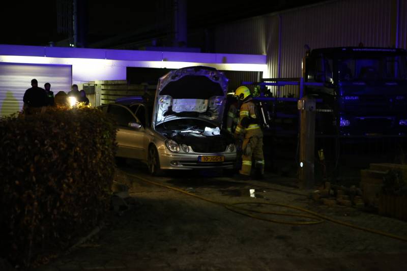 Kleine brand in geparkeerde auto
