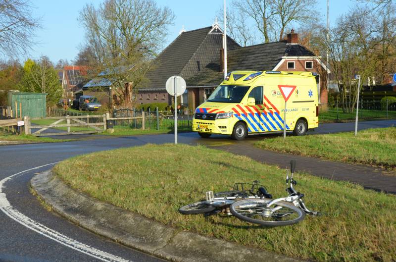 Overstekende fietsster aangereden door auto