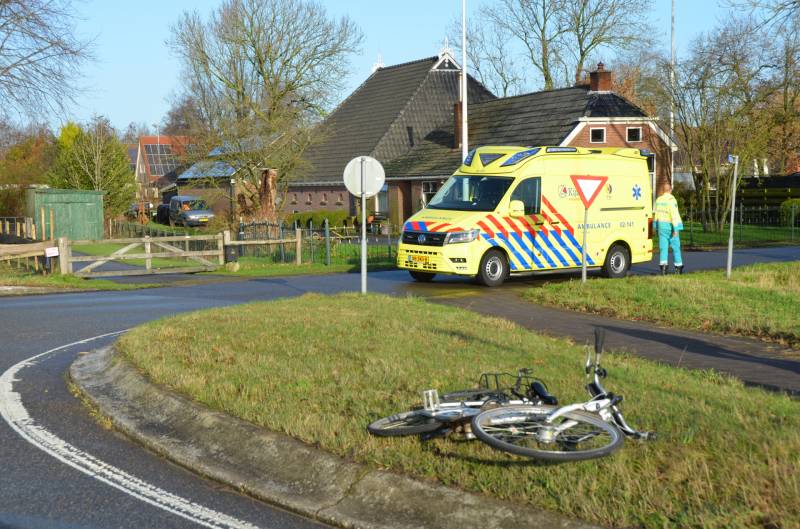 Overstekende fietsster aangereden door auto