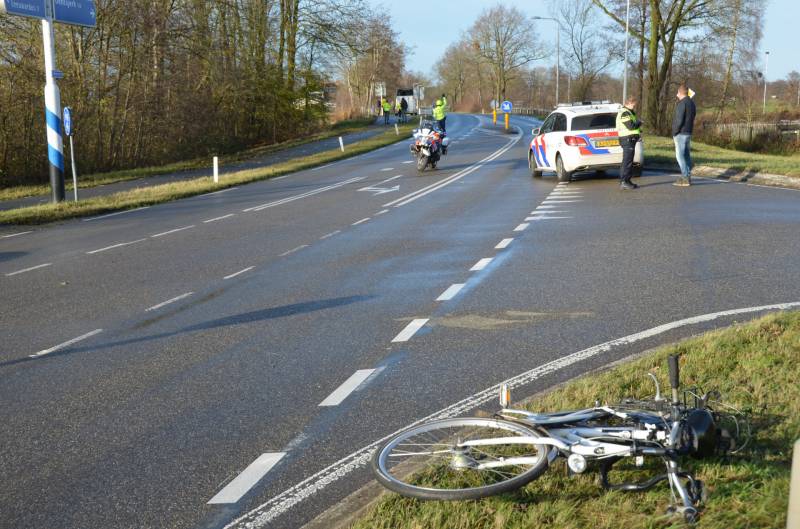 Overstekende fietsster aangereden door auto