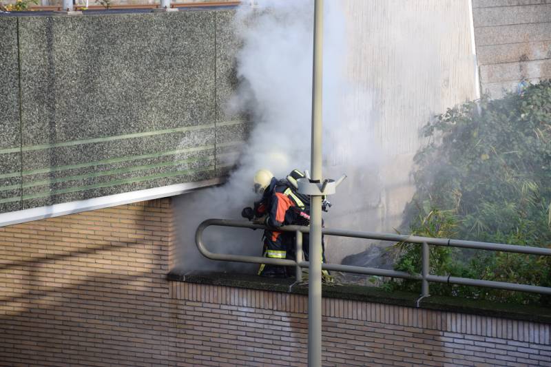 Brand in afval onder spoorviaduct