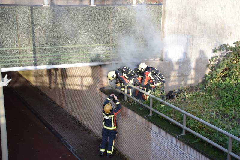 Brand in afval onder spoorviaduct
