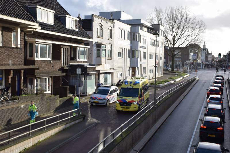 Brand in afval onder spoorviaduct
