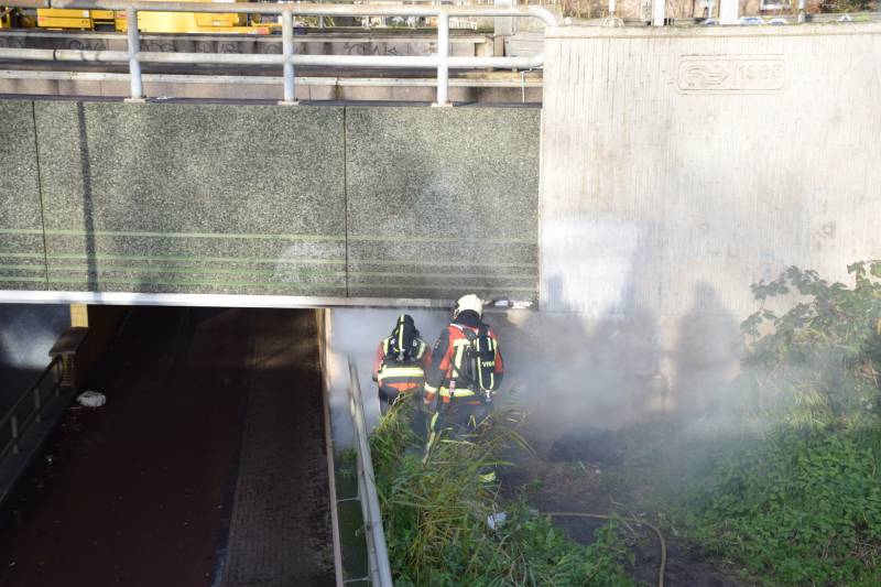 Brand in afval onder spoorviaduct