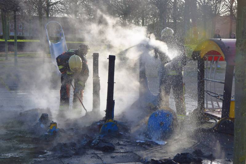 Huilende kids door in brand gestoken speeltrein Monkie Hokkie