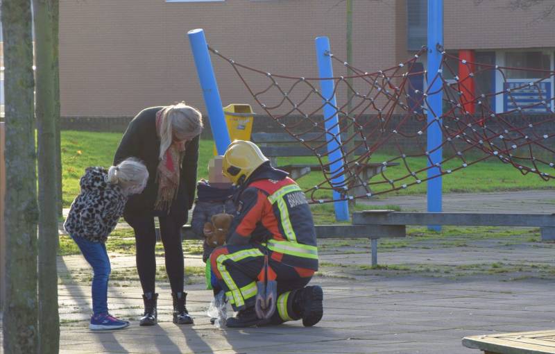 Huilende kids door in brand gestoken speeltrein Monkie Hokkie