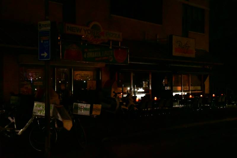 Restaurants en theater in donker na stroomstoring