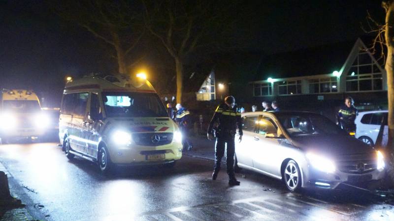 Bestuurder zwaargewond na eenzijdige aanrijding tegen boom