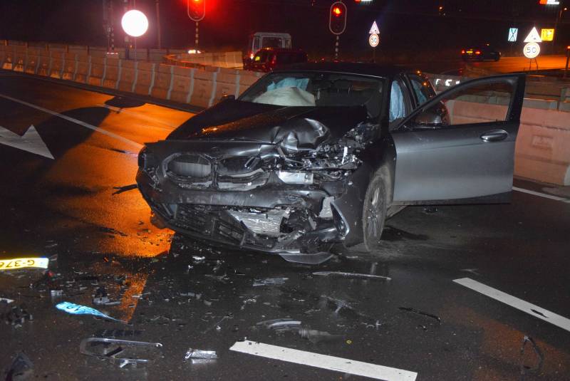 Inzittende(n) vluchten na ongeval op kruising