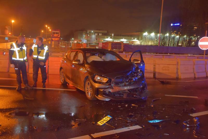 Inzittende(n) vluchten na ongeval op kruising