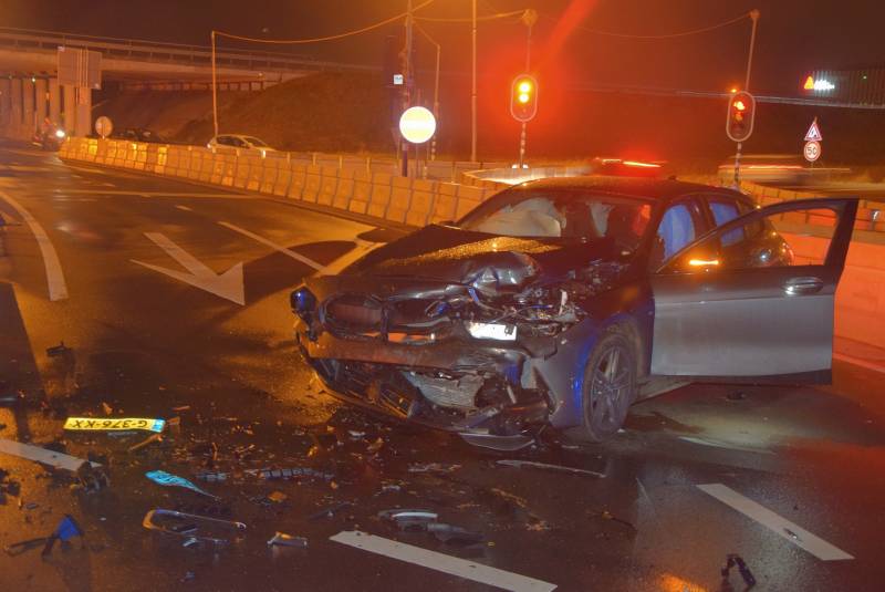 Inzittende(n) vluchten na ongeval op kruising