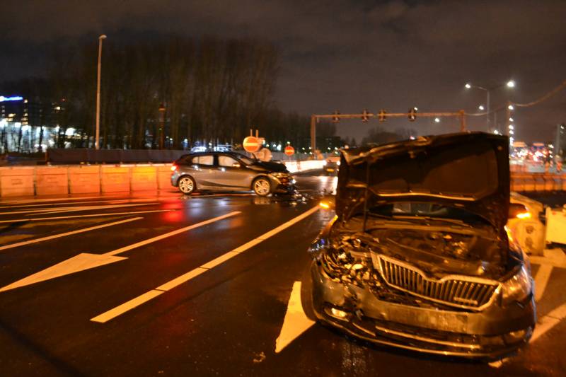 Inzittende(n) vluchten na ongeval op kruising