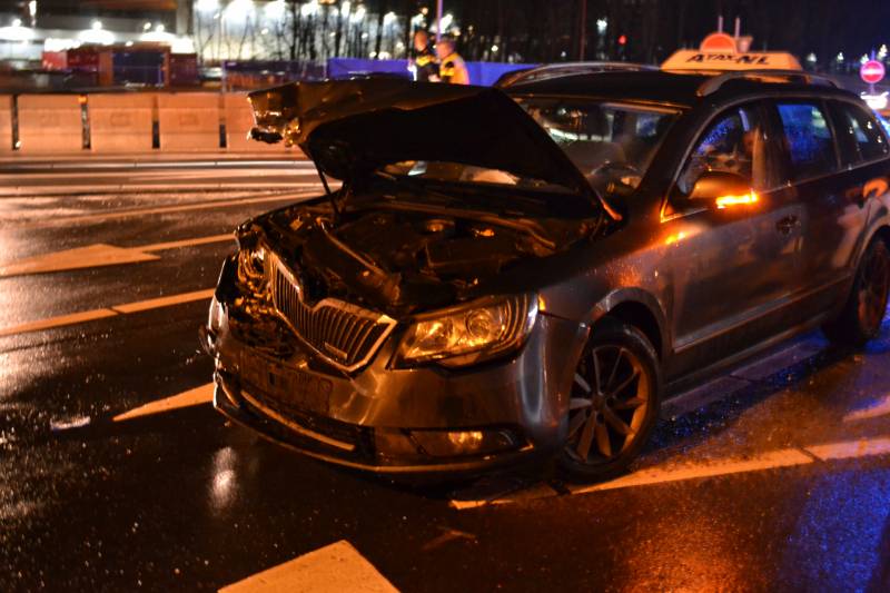 Inzittende(n) vluchten na ongeval op kruising