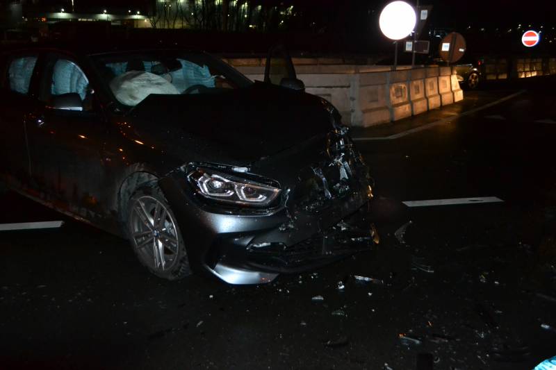 Inzittende(n) vluchten na ongeval op kruising