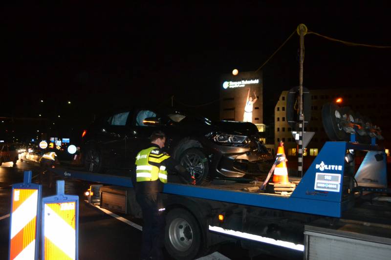 Inzittende(n) vluchten na ongeval op kruising