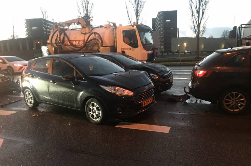 Vier auto's betrokken bij aanrijding