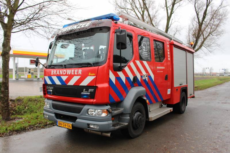 Uitgang Shell-tankstation geblokkeerd door omgewaaide boom