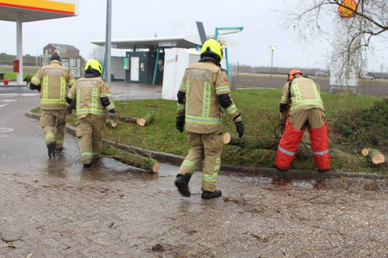 Uitgang Shell-tankstation geblokkeerd door omgewaaide boom