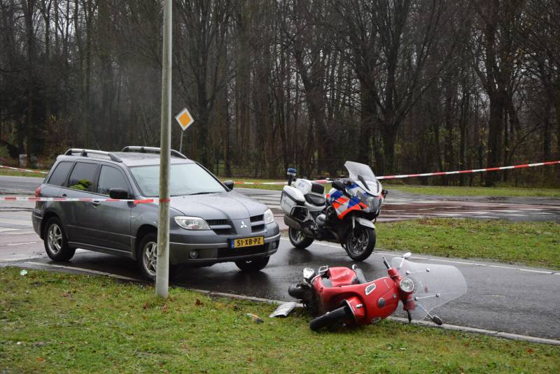 Scooterrijdster gewond na botsing met personenauto