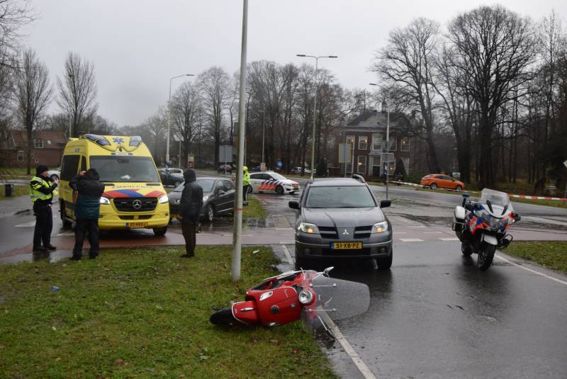 Scooterrijdster gewond na botsing met personenauto